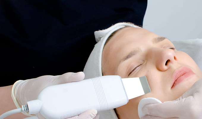 Descubre la limpieza facial con espátula ultrasónica de los tratamientos faciales del centro de estética mari nati