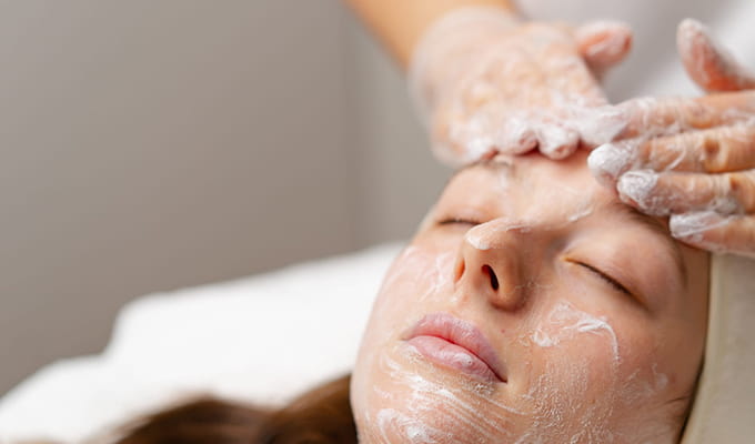 Descubre la limpieza facial de los tratamientos faciales del centro de estética mari nati